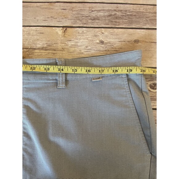 Travis Mathew - 40" - Gray stripe - Stretch Golf Shorts - Picture 4 of 8